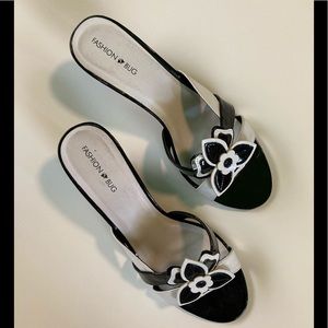 Blk/wht patent heeled sandals w/flower 10, new $25
